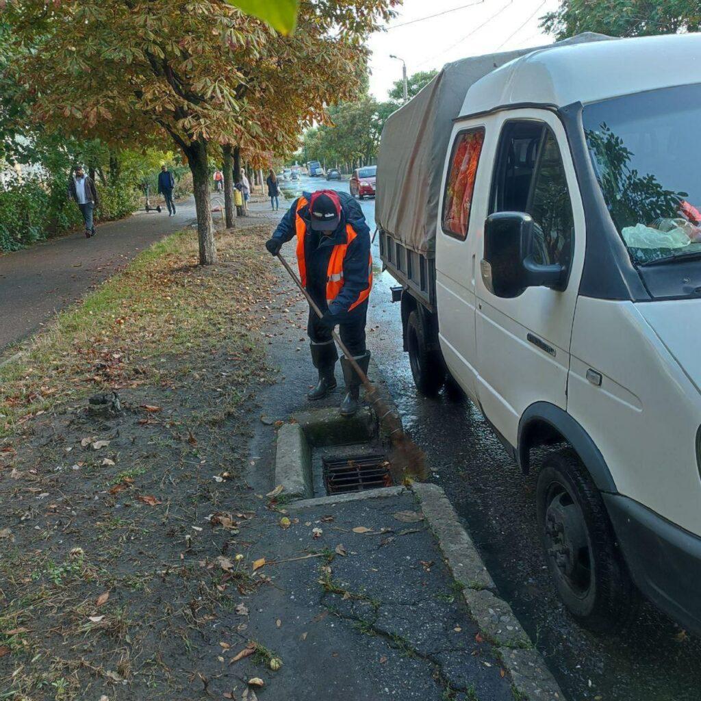 Ситуація на дорогах пiсля зливи в Одесі: на одній з вулиць відсутній рух