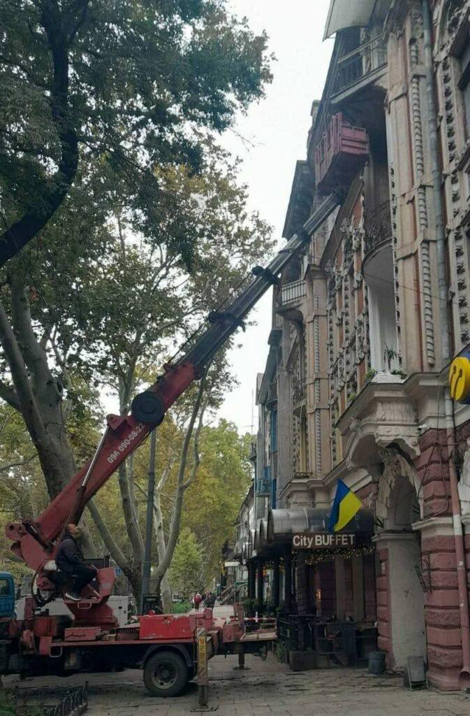 Аварийные элементы демонтировали с двух домов в центре Одессы