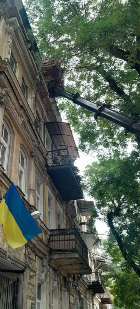 Аварийные элементы демонтировали с двух домов в центре Одессы