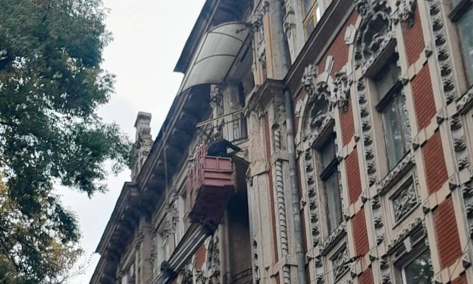 Аварийные элементы демонтировали с двух домов в центре Одессы