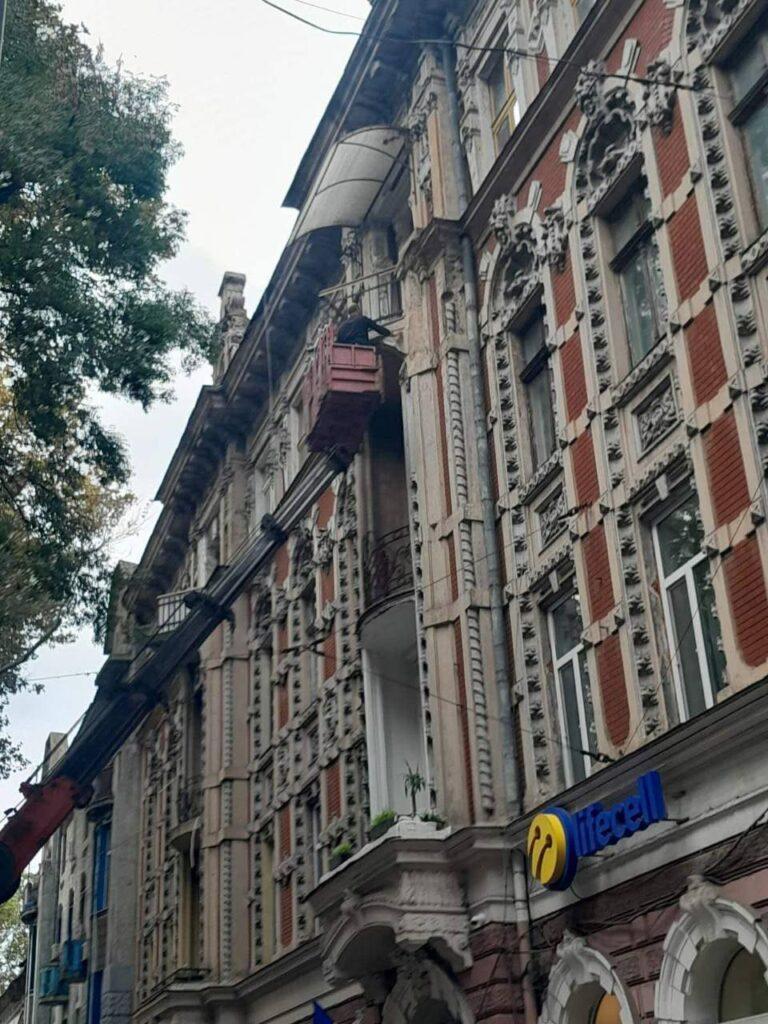 Аварийные элементы демонтировали с двух домов в центре Одессы