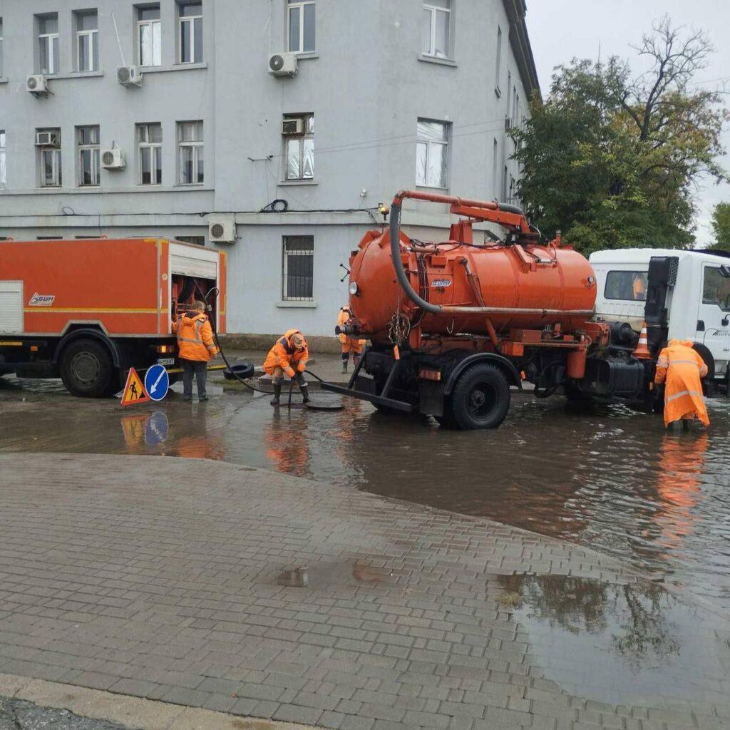 Одесса готовится к ливню: коммунальщики обеспечивают отвод воды