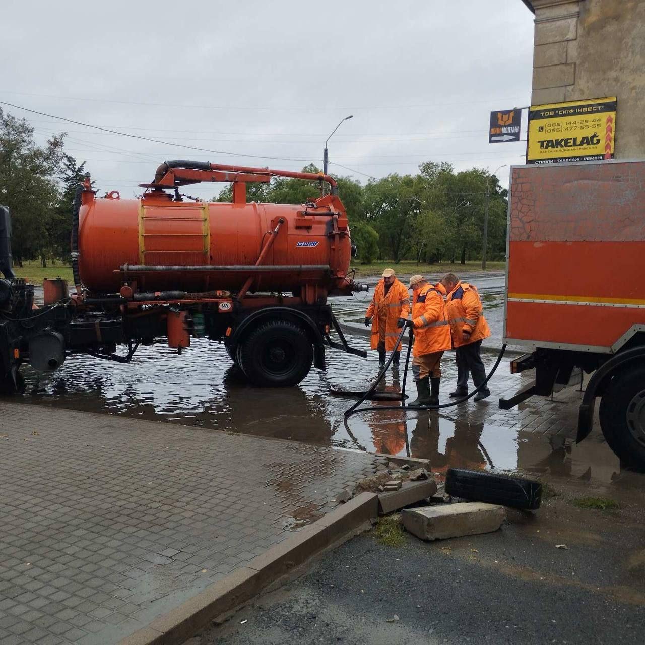 Одесса готовится к ливню: коммунальщики обеспечивают отвод воды