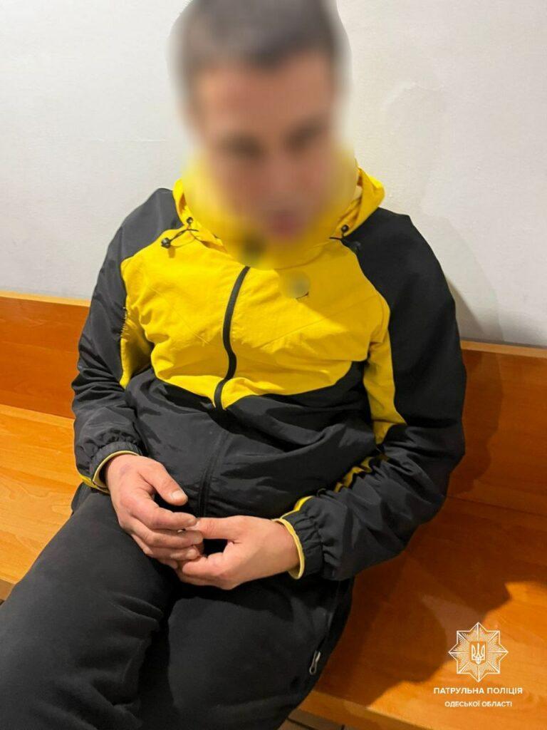 В Одесі затримали чоловіка, який намагався проникнути до припаркованих авто