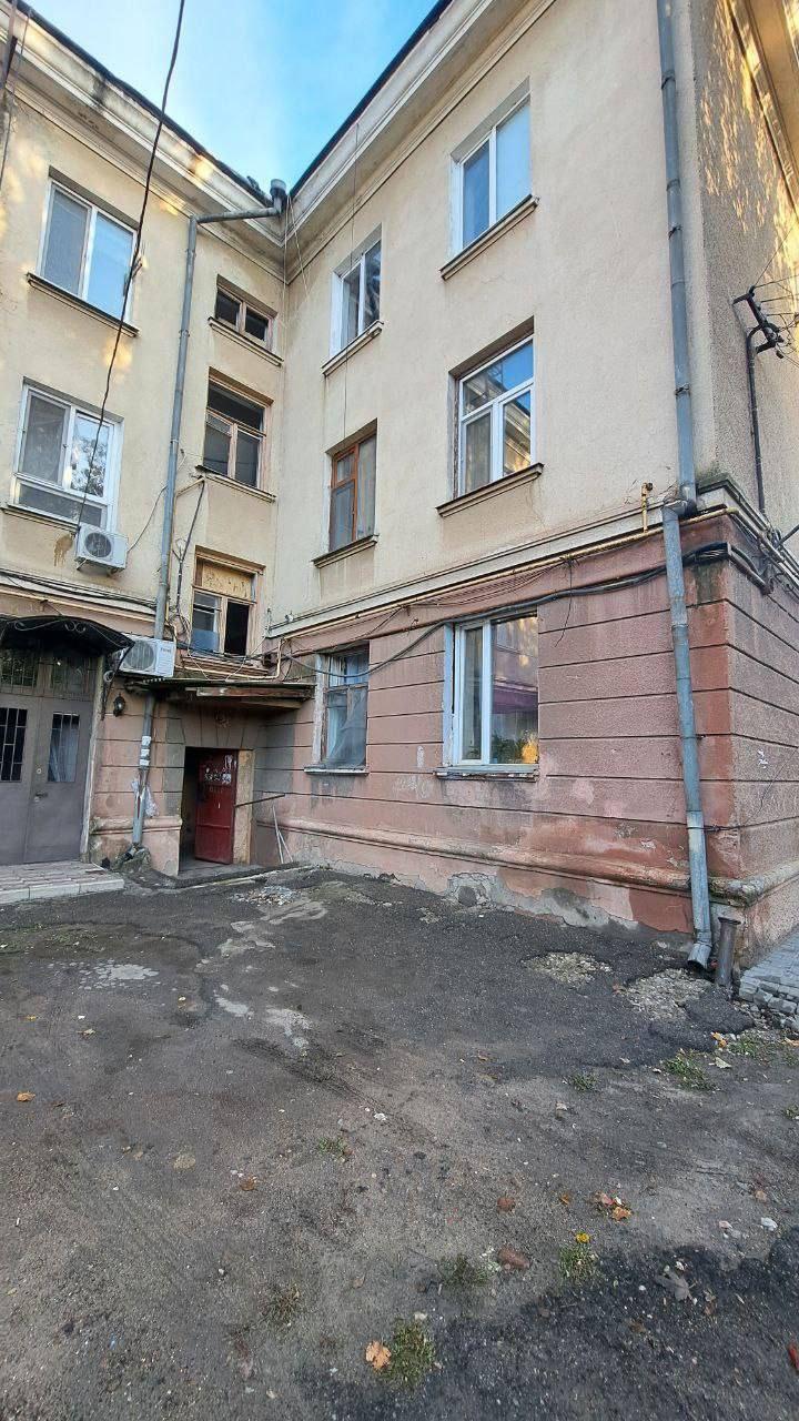 Внаслідок атаки по Одесі пошкоджені приватні та багатоквартирний будинок, а також два гуртожитки (фото)
