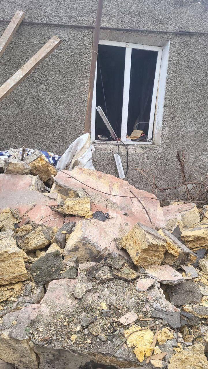 Внаслідок атаки по Одесі пошкоджені приватні та багатоквартирний будинок, а також два гуртожитки (фото)