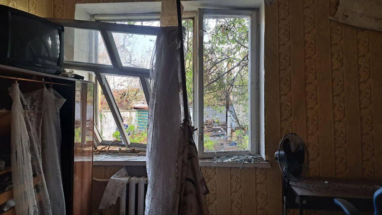 Внаслідок атаки по Одесі пошкоджені приватні та багатоквартирний будинок, а також два гуртожитки (фото)