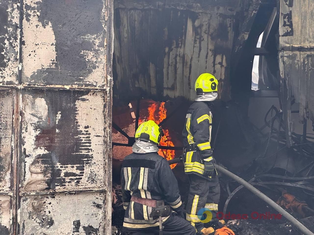 Одесская область после ночных «прилетов»: спасатели продолжают тушить огонь