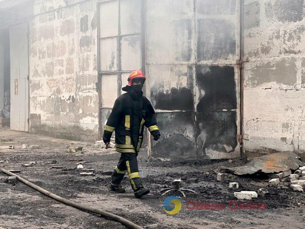 Одесская область после ночных «прилетов»: спасатели продолжают тушить огонь
