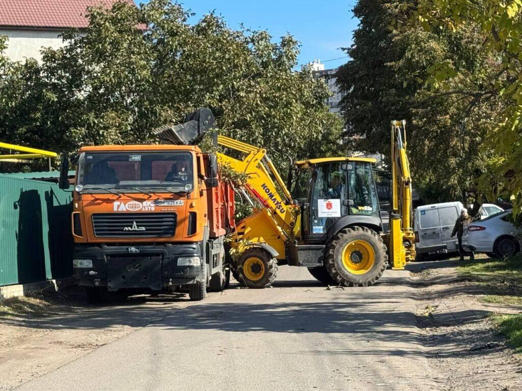 В Одесі тривають роботи з ліквідації наслідків аномальної зливи