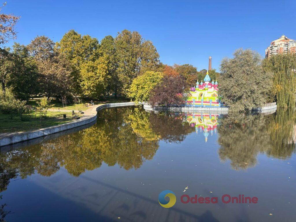 Гербарій кольорів і настроїв: в Одесі остаточно запанувала осінь