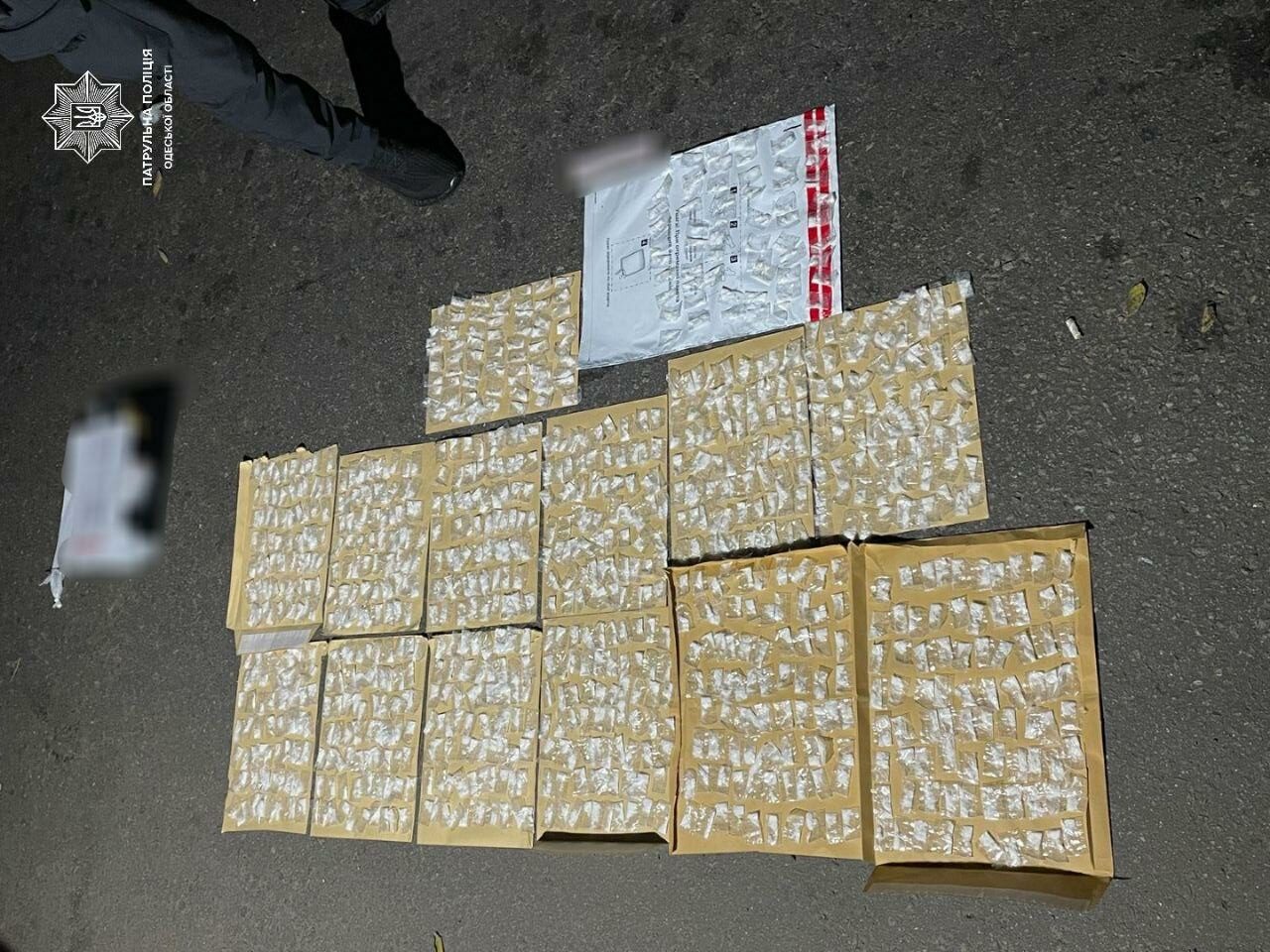 Около тысячи свертков с наркотиками обнаружили патрульные у нарушителя ПДД в Одессе Около тысячи свертков с наркотиками обнаружили патрульные у нарушителя ПДД в Одессе