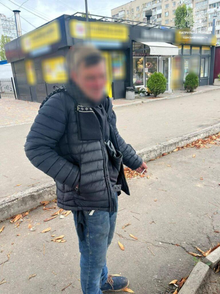 В Одесі затримали чоловіка, який погрожував перехожим ножами В Одесі затримали чоловіка, який погрожував перехожим ножами
