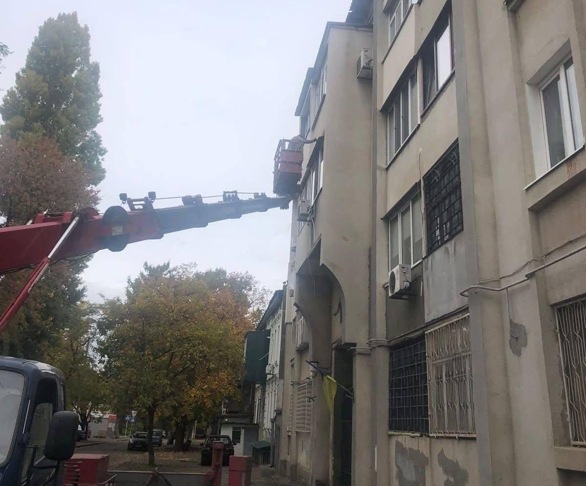 Аварійні елементи фасаду демонтували з будинку в центрі Одеси Аварійні елементи фасаду демонтували з будинку в центрі Одеси