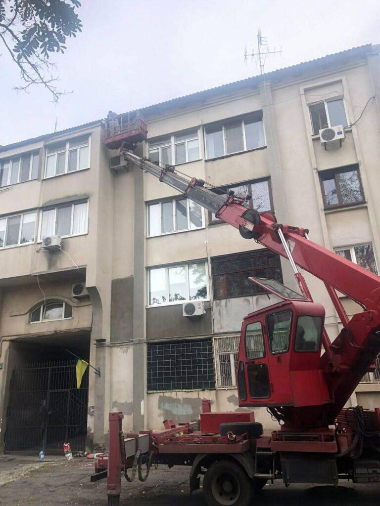 Аварійні елементи фасаду демонтували з будинку в центрі Одеси Аварійні елементи фасаду демонтували з будинку в центрі Одеси