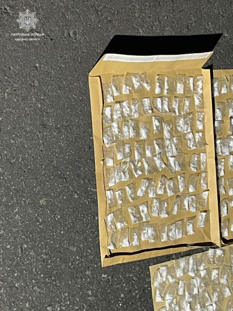 Близько тисячі згортків з наркотиками виявили патрульні у порушника ПДР в Одесі Около тысячи свертков с наркотиками обнаружили патрульные у нарушителя ПДД в Одессе