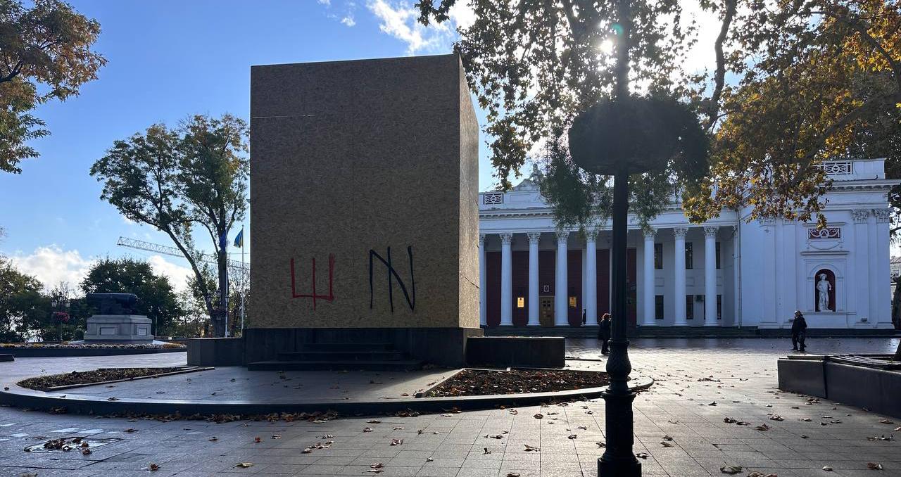 В Одессе заколотили памятник Пушкину напротив мэрии (фотофакт) В Одессе заколотили памятник Пушкину напротив мэрии (фотофакт)