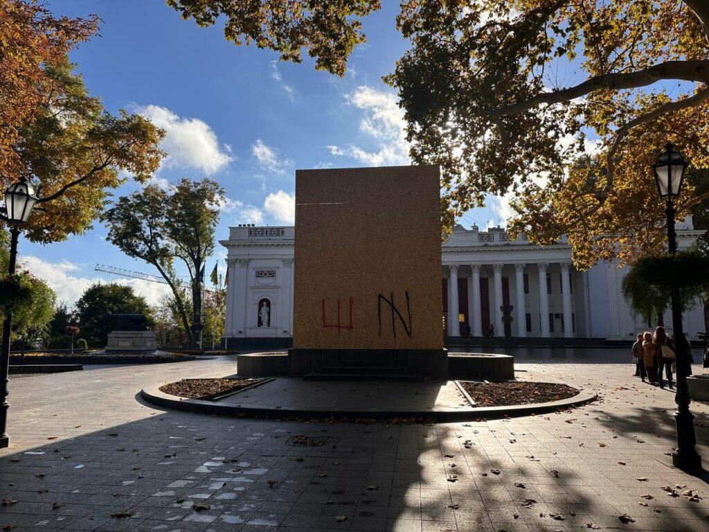 В Одесі заколотили пам’ятник Пушкіну навпроти мерії (фотофакт) В Одесі заколотили пам’ятник Пушкіну навпроти мерії (фотофакт)