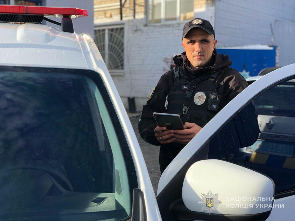 Під Одесою поліцейські врятували літню жінку після дронової атаки рф