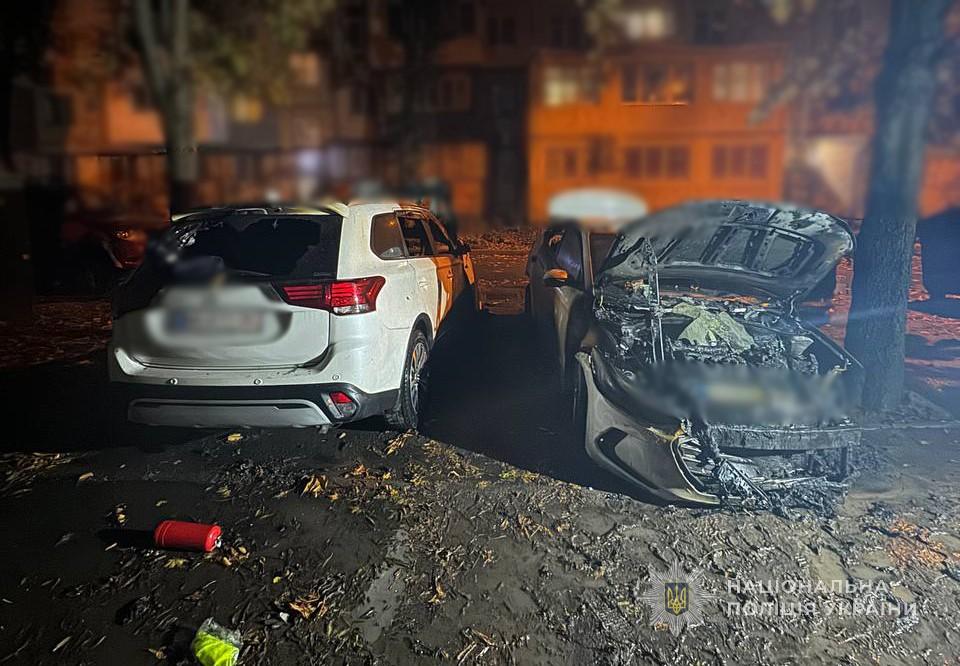 Одессит поджег два припаркованных автомобиля в Хаджибейском районе города