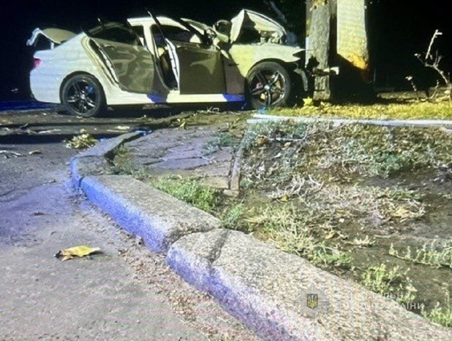 В Одессе легковушка врезалась в дерево: пассажир погиб, а водитель попал в больницу