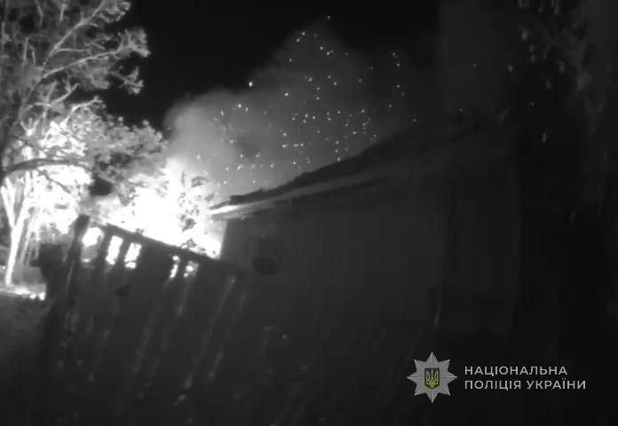 Під Одесою поліцейські врятували літню жінку після дронової атаки рф Під Одесою поліцейські врятували літню жінку після дронової атаки рф