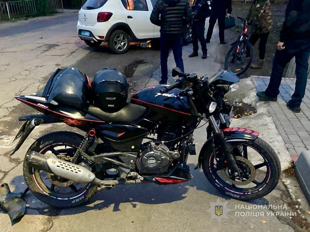Двоє підлітків на мотоциклі постраждали внаслідок аварії на Одещині