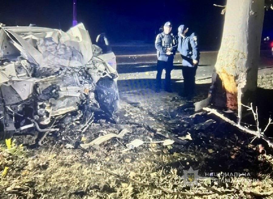 В Одессе легковушка врезалась в дерево: пассажир погиб, а водитель попал в больницу
