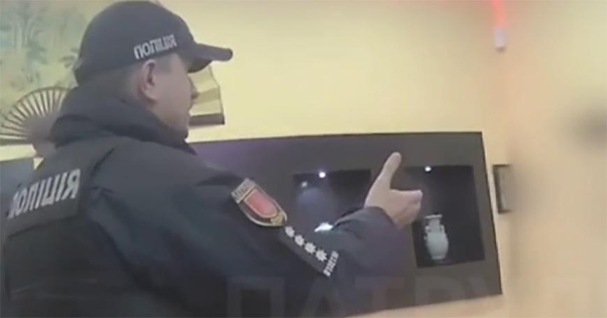 Действия одесских патрульных помогли спасти мужчину от суицида Действия одесских патрульных помогли спасти мужчину от суицида