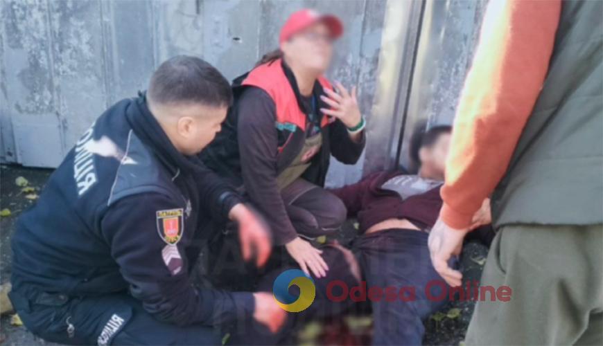 Інспектори освітньої безпеки в Одесі врятували пораненого після атаки дронами