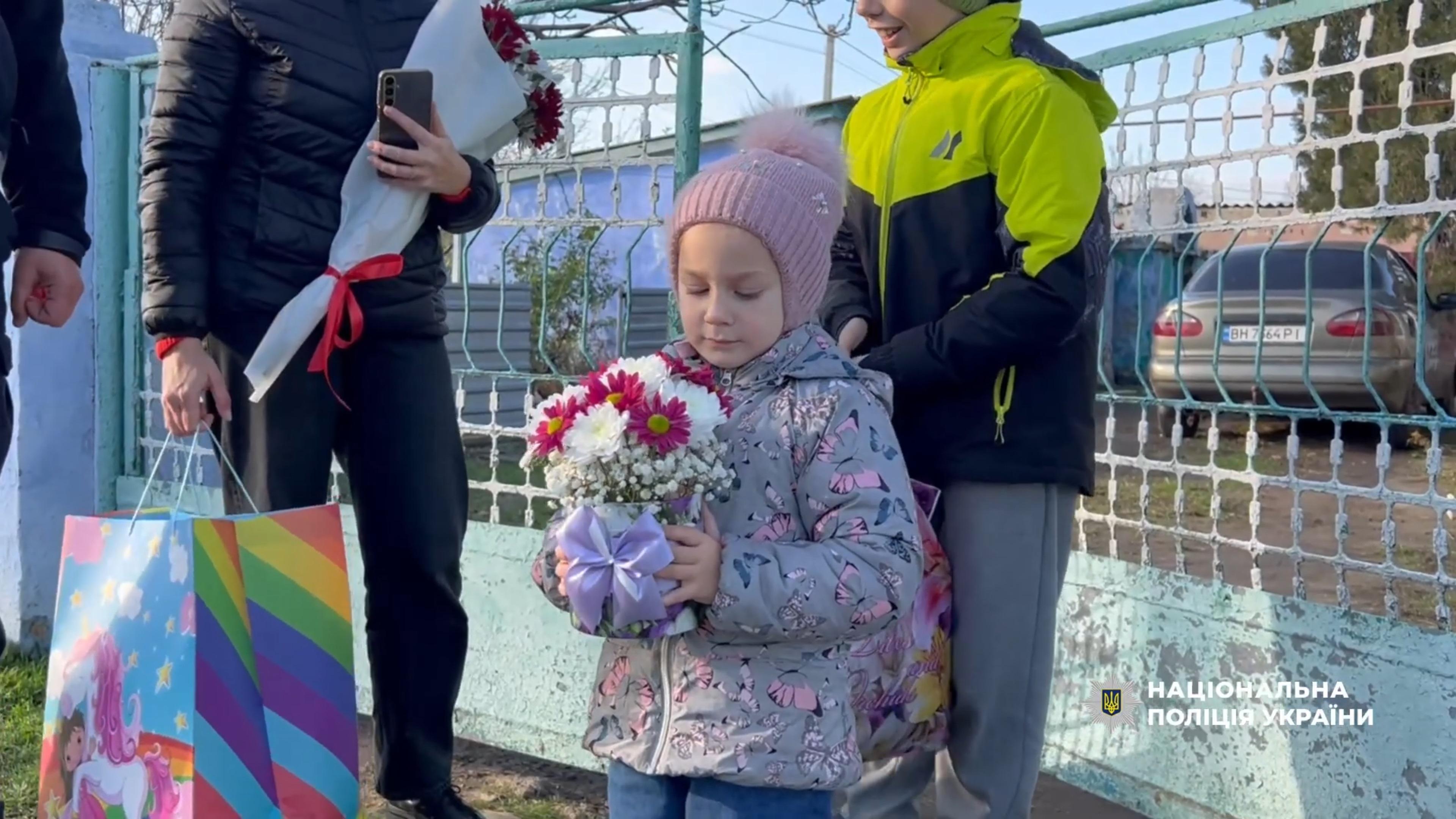 На Одещині поліцейські привітали з Днем народження доньку свого безвісти зниклого колеги На Одещині поліцейські привітали з Днем народження доньку свого безвісти зниклого колеги