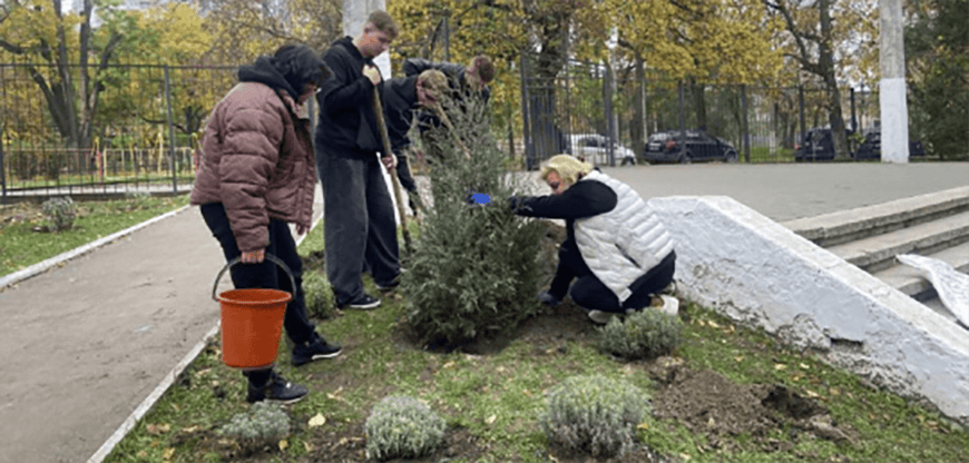 Педагоги Одессы высадили деревья в память о погибших воинах