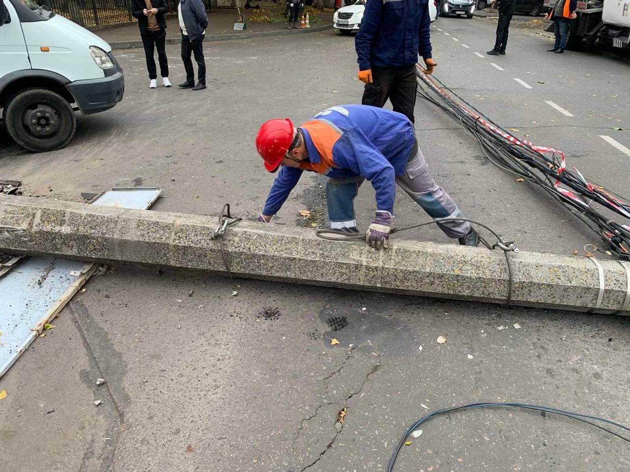 Понад три десятки аварійних опор замінили в Одесі з початку року