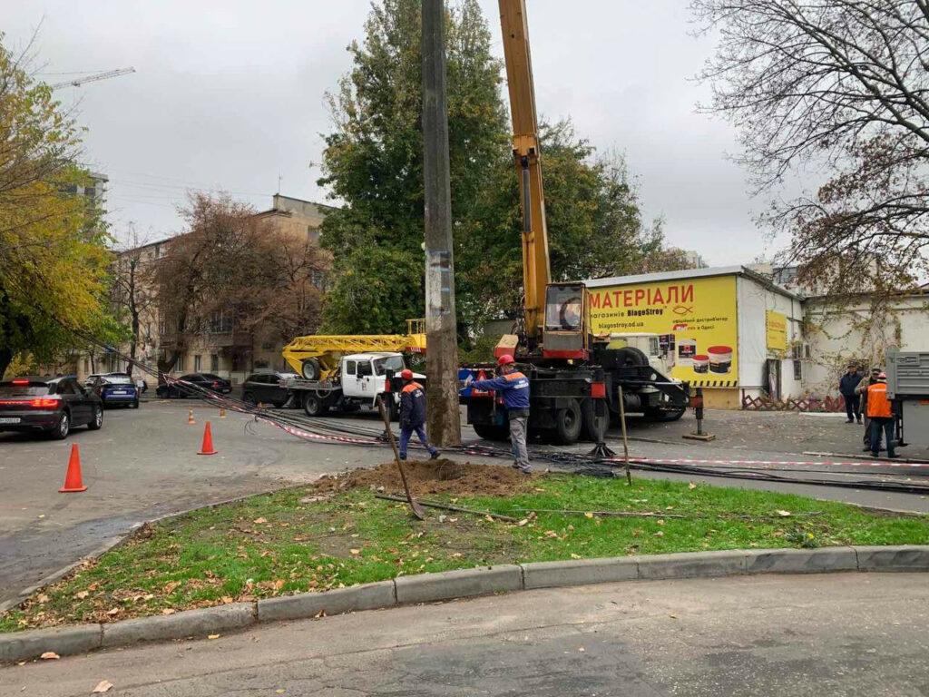 Понад три десятки аварійних опор замінили в Одесі з початку року