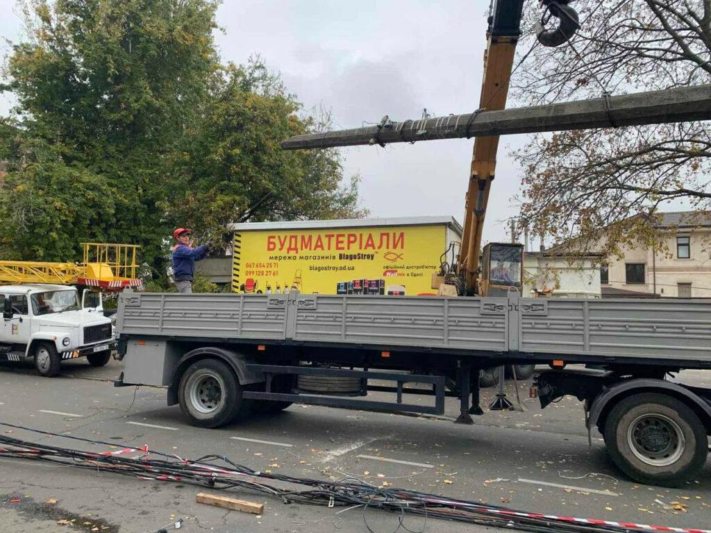 Понад три десятки аварійних опор замінили в Одесі з початку року