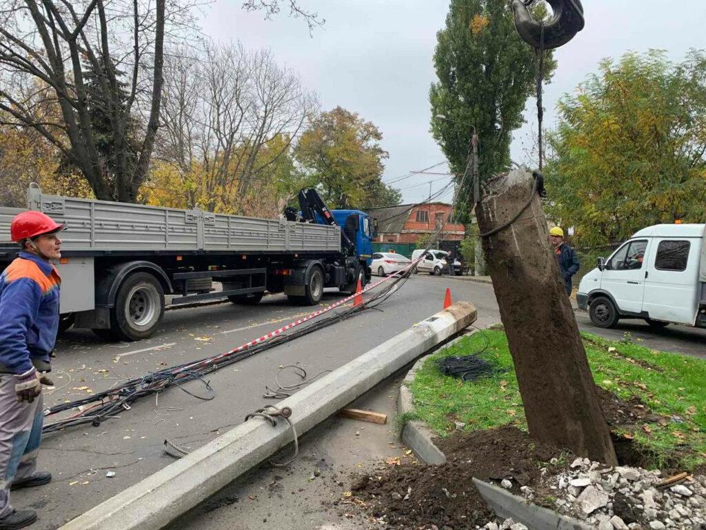 Понад три десятки аварійних опор замінили в Одесі з початку року