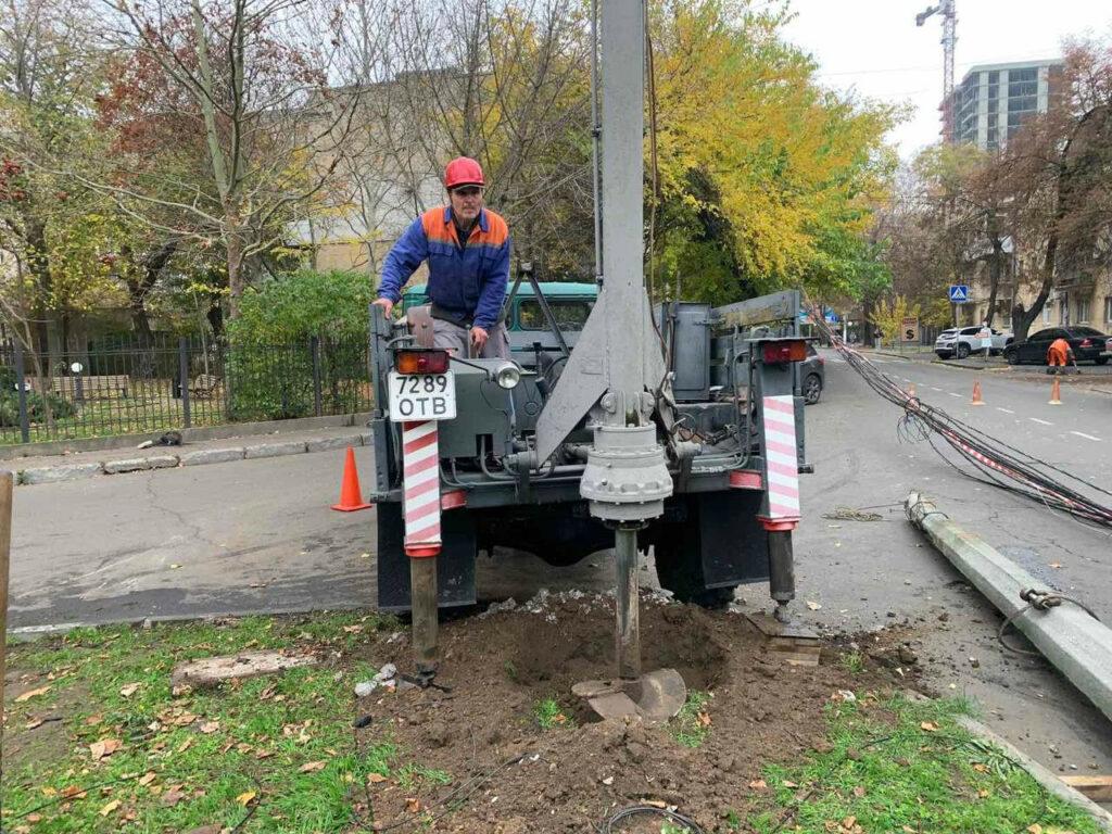 Понад три десятки аварійних опор замінили в Одесі з початку року