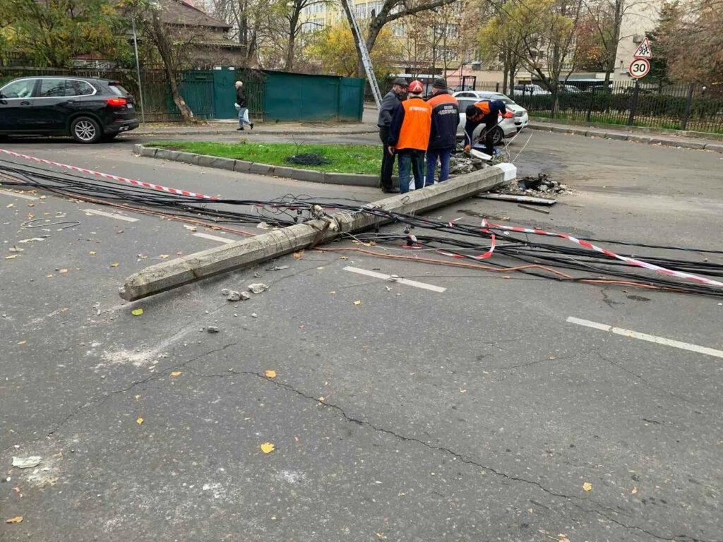 Понад три десятки аварійних опор замінили в Одесі з початку року