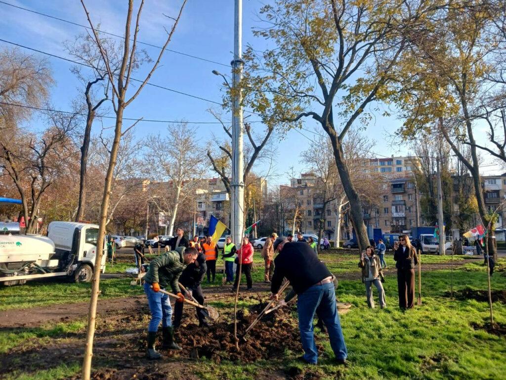 Близько 300 молодих дерев висадили в Азербайджанському парку в Одесі Около 300 молодых деревьев высадили в Азербайджанском парке в Одессе