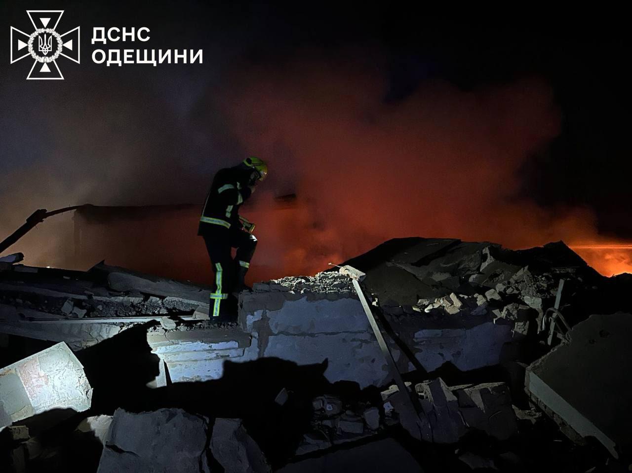 Спасатели показали снимки ликвидации последствий российской атаки по Одесской области