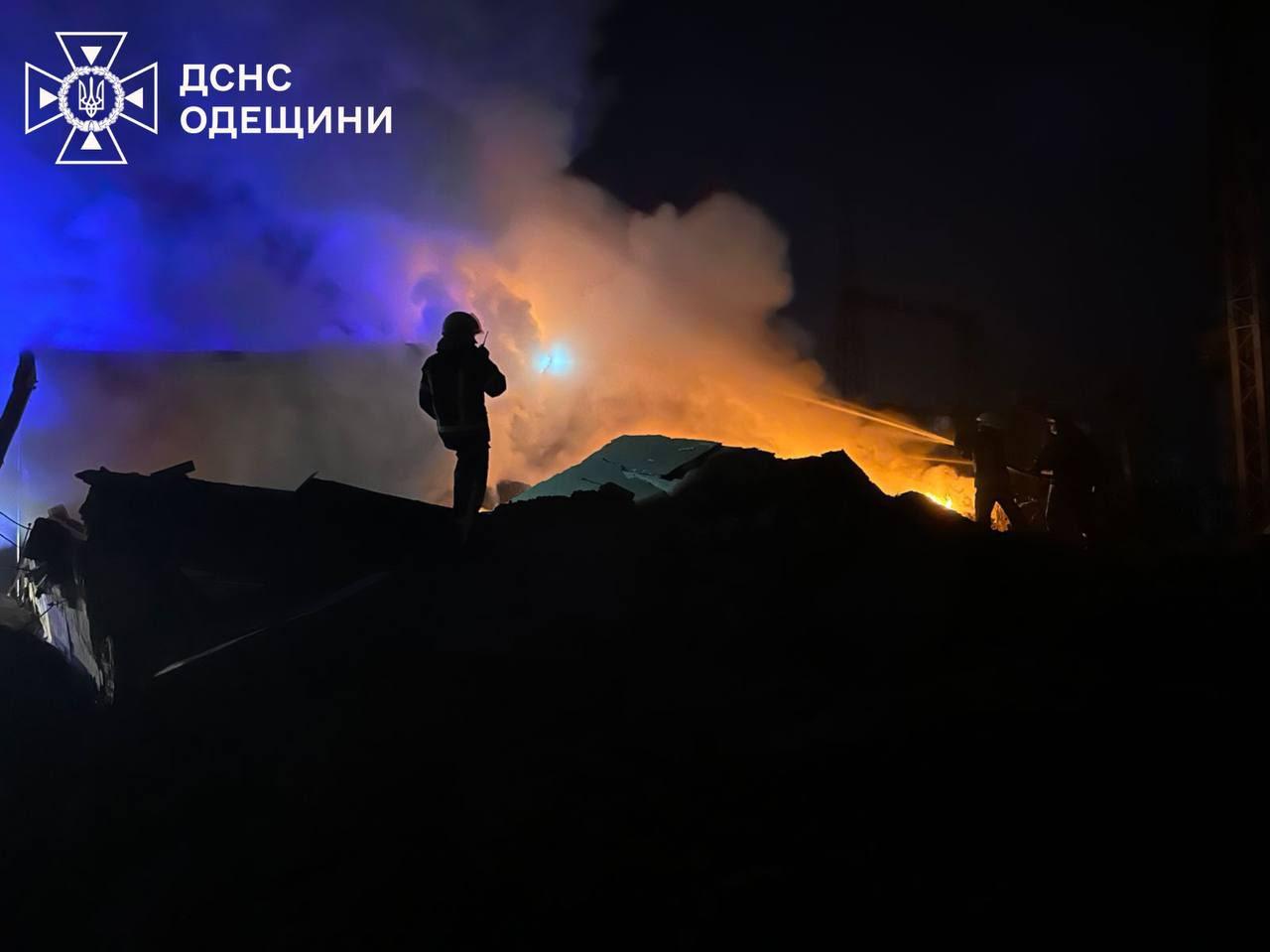 Спасатели показали снимки ликвидации последствий российской атаки по Одесской области