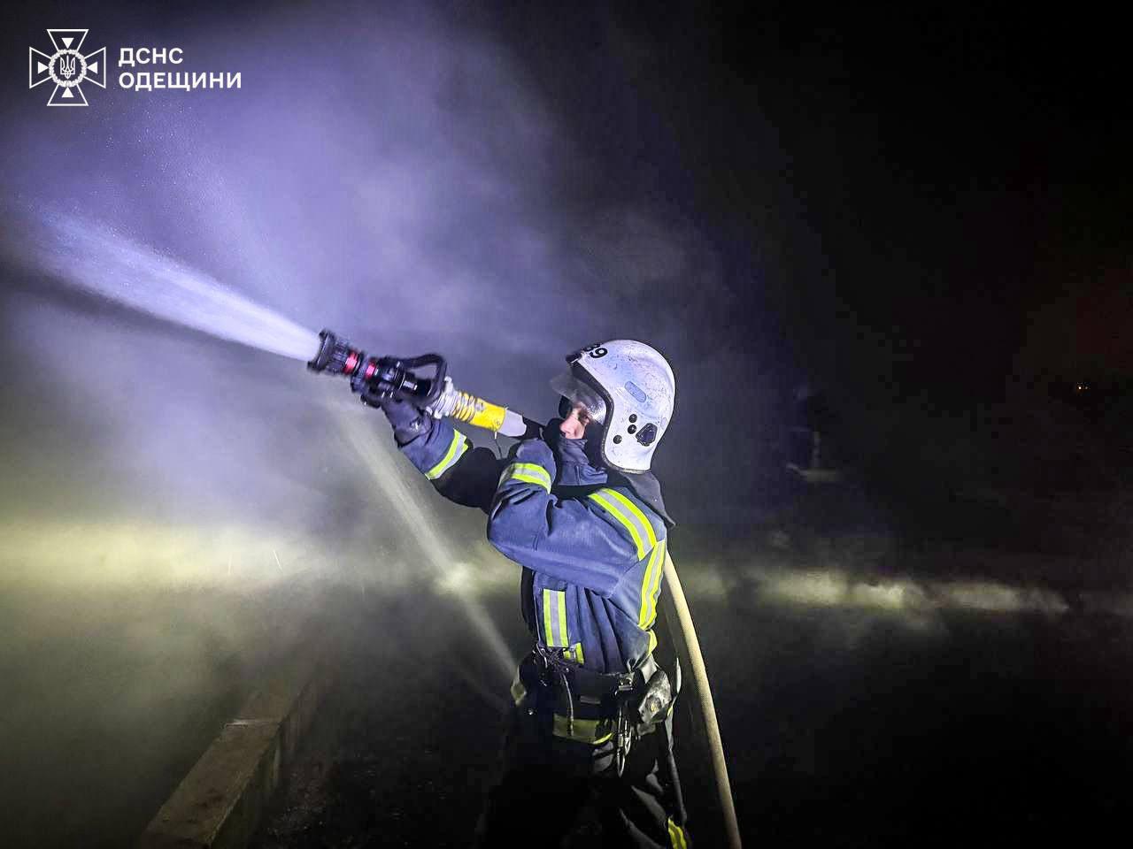 Одесская область: спасатели показали снимки и видео ликвидации последствий ночной атаки РФ