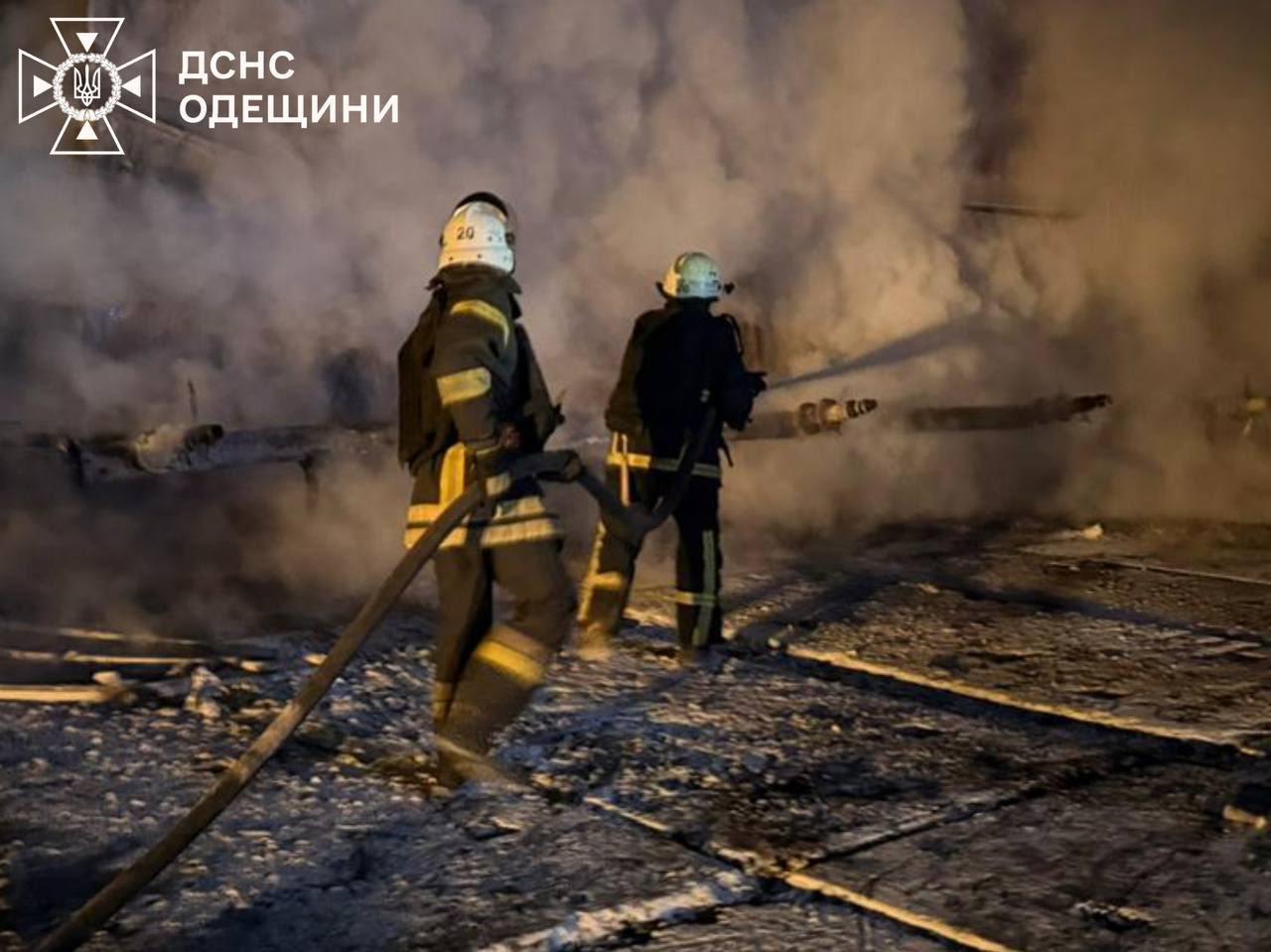 Спасатели показали снимки ликвидации последствий российской атаки по Одесской области