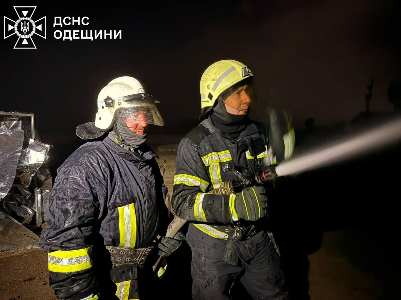 Спасатели показали снимки ликвидации последствий российской атаки по Одесской области