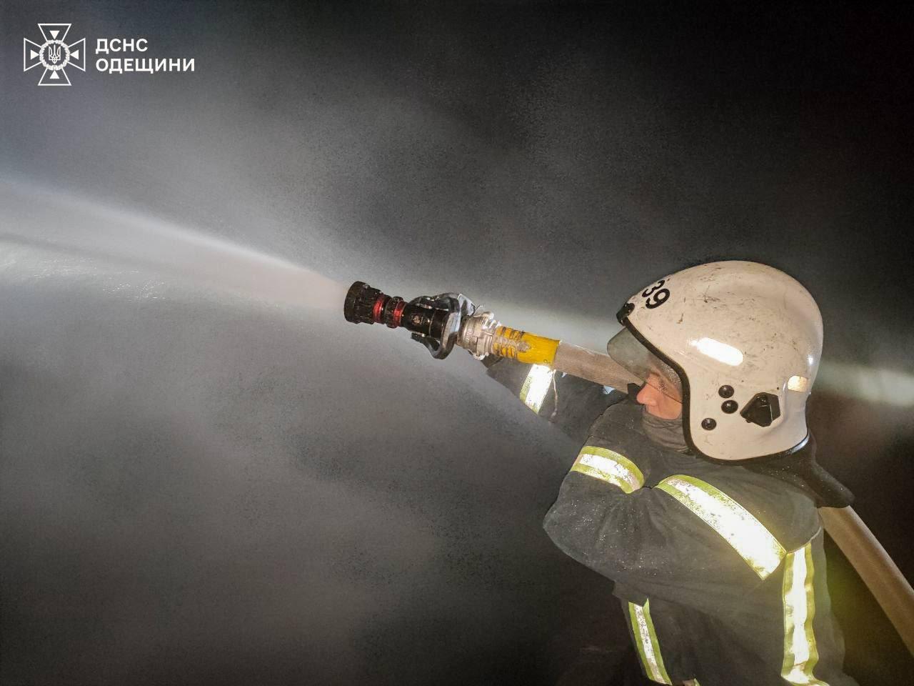 Одесская область: спасатели показали снимки и видео ликвидации последствий ночной атаки РФ