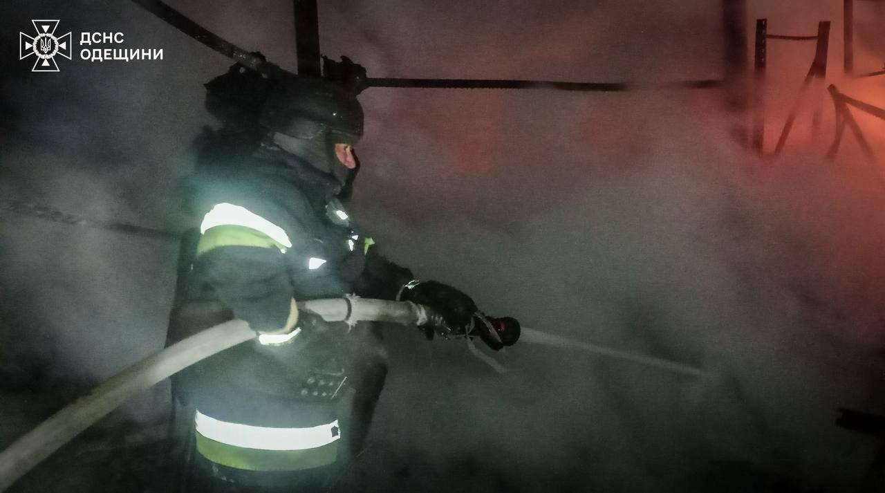 Одесская область: спасатели показали снимки и видео ликвидации последствий ночной атаки РФ