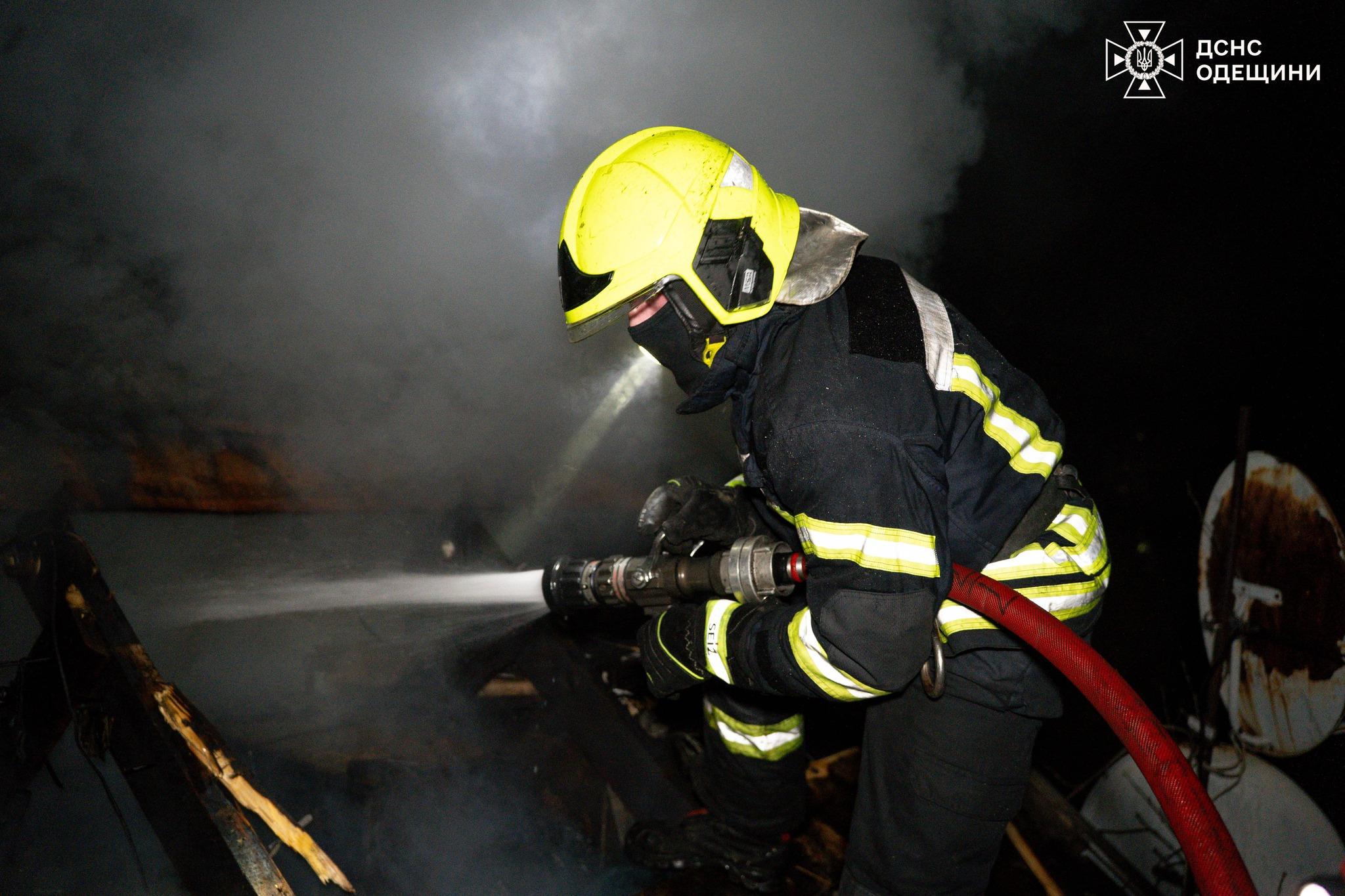 В Одесі вогнеборці ледве дісталися палаючого будинку через захаращення двору