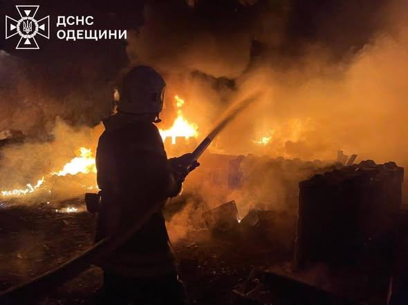 Спасатели показали снимки ликвидации последствий российской атаки по Одесской области