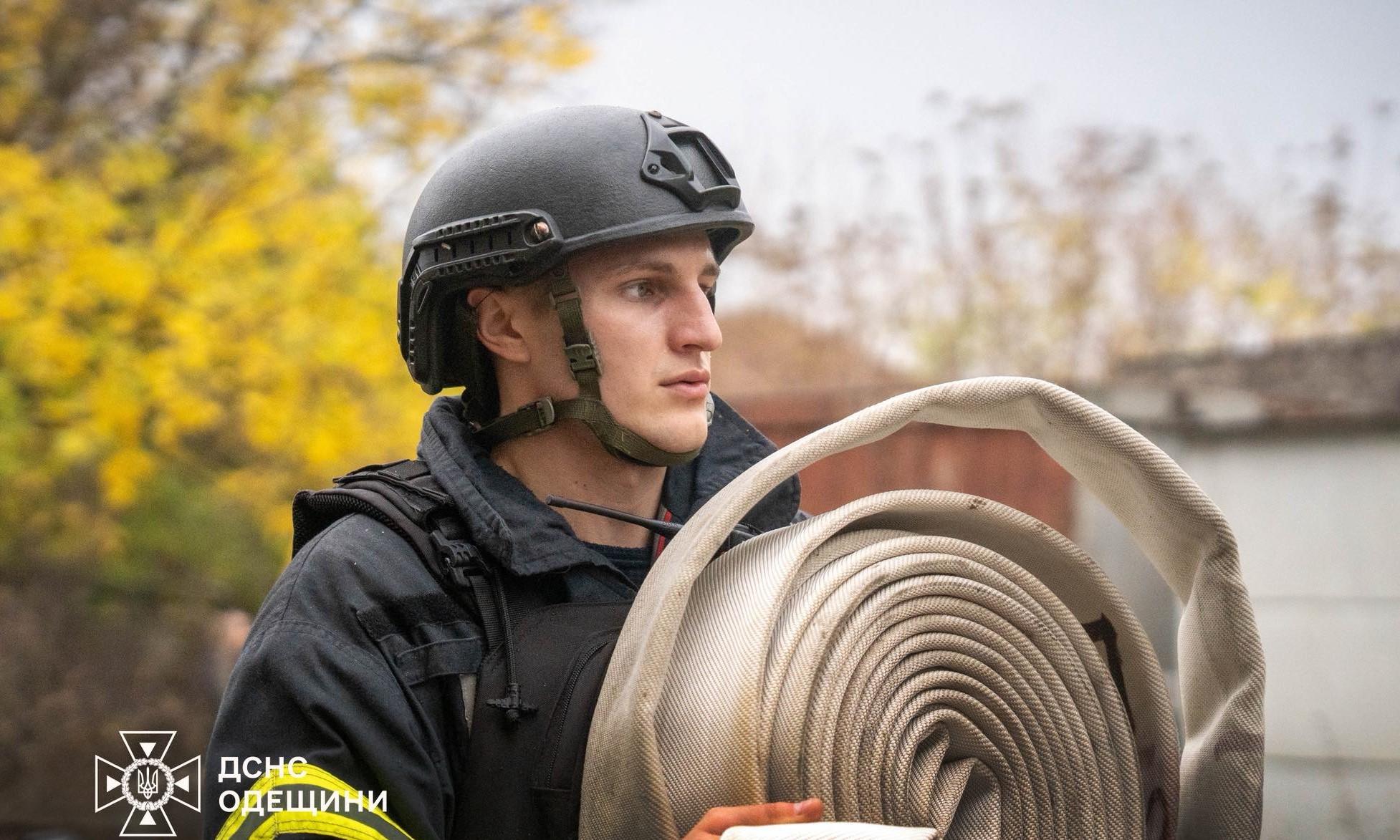 В Одесі врятували цуценя, що впало у двометрову яму В Одесі врятували цуценя, що впало у двометрову яму