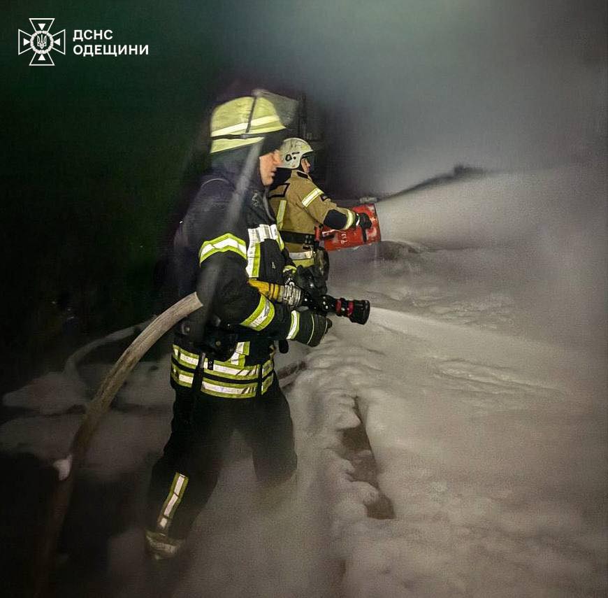 Одесская область: спасатели показали снимки и видео ликвидации последствий ночной атаки РФ